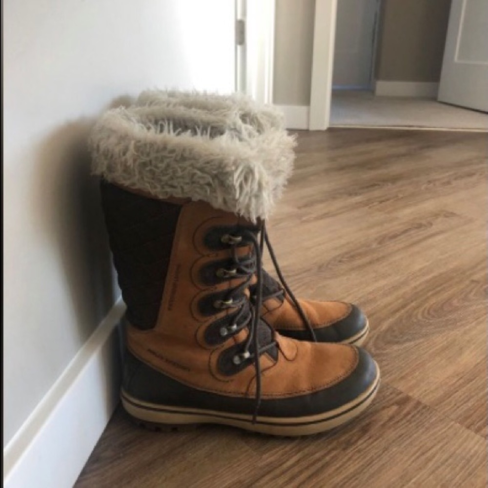 Helly Hansen used snow boots, size 7.5.